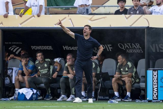 多机会, 阿隆索出席